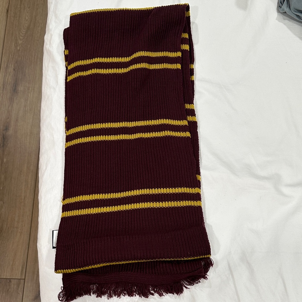 Harry Potter Universal
Studios Burgundy Striped Scarf new